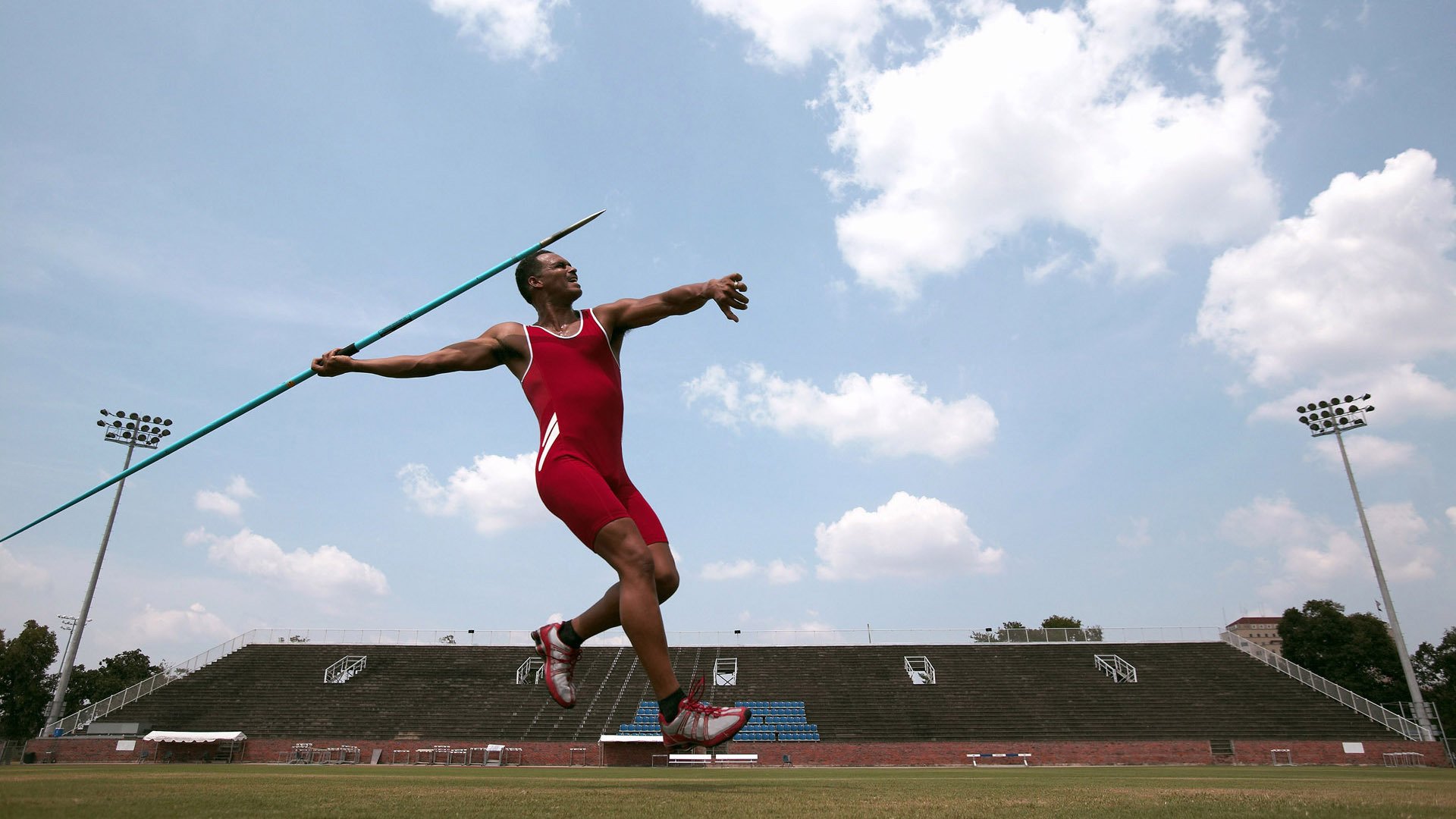 夜空星光骑行比赛，身临其境的运动享受，星空骑行服怎么样